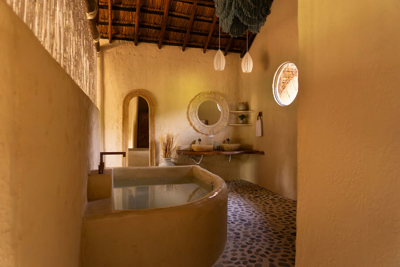 Baño — tina y ventana circular